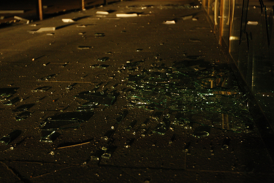 Eksplozija se desila kod ulaza u Ledenu dvoranu, informacija o povrijeđenim nema, pričinjena je materijalna šteta.. (Foto: Edin Hadžihasić)