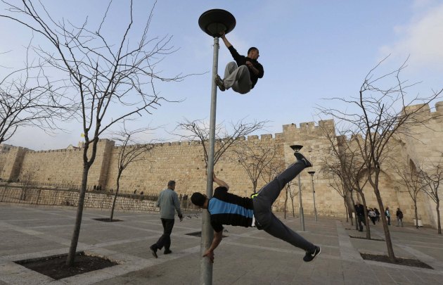 Mladi palestinsi vježbaju parkur u starom gradu Јerusalima