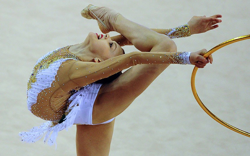 Ruska gimnastičarka Aleksandra Soldatova izvodi performans sa hulahopom na gimnastičarskom takmičenju Svjetski kup u Debrecenu, Mađarska (foto: AFP/Getty Images)