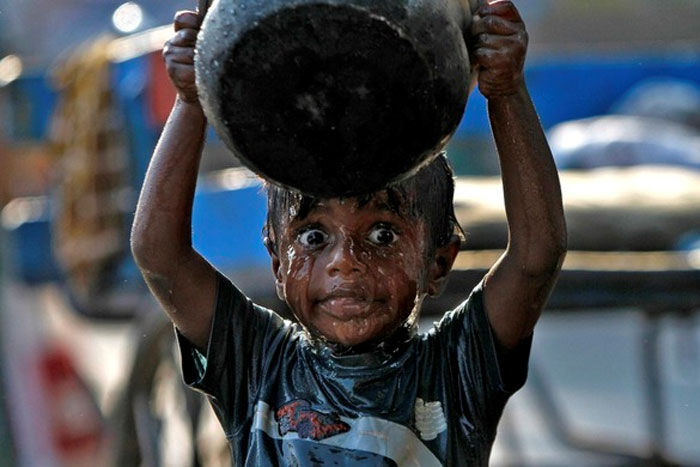 Možda je voda malo prehladna?
Dječak se pere  tako da se polijeva vodom iz ćupa u južnom indijskom gradu Chennai.  Što je uzrok njegovom čuđenju teško je pretpostaviti, no možda je riječ o iznaneđenju zbog hladne vode.