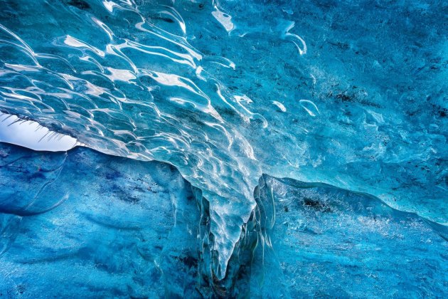 Fotograf Mark Andreas DŽouns (42) prkosio je temperaturi ispod nule i probijao se kroz opasan teren da bi vidIo skrivena blaga pećine. U podzemnoj pećini na jugoistoku Islanda ima leda koji se formirao pre više od 1.000 godina.
(fOTO: Profimedia.rs)