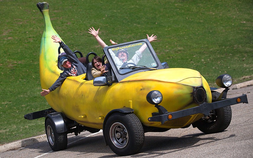 54-godišnji Stiv Brajtvajt se vozi u svom jedinstvenom "banana" autu kućne izrade. Za njegov voćni auto trebalo mu je dvije godine i oko 5000 funti da ga napravi....