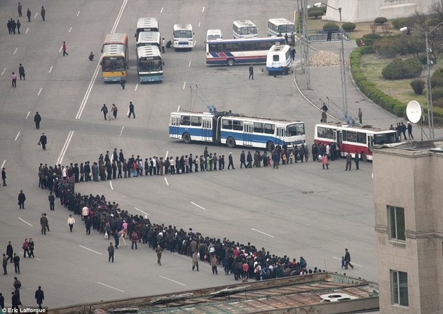 S.Koreja: Ljudi koji se nadaju da će uspjeti naći mjesto u autobusu i doći do svog posla