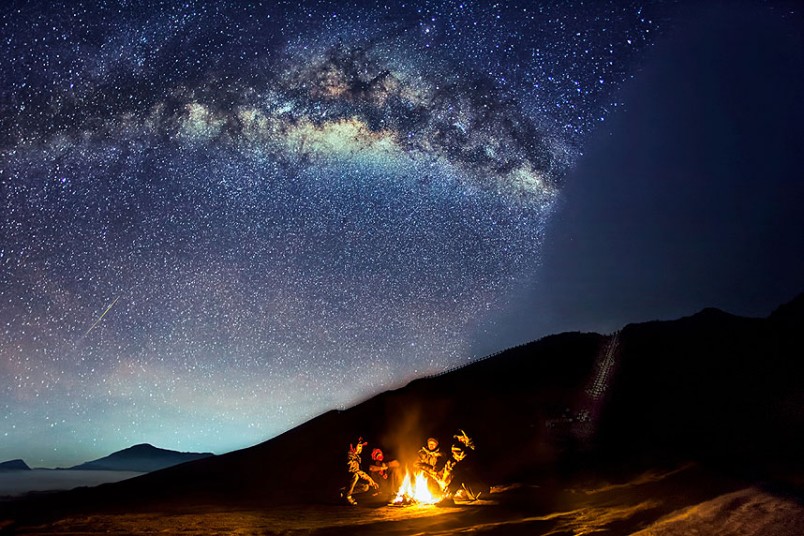 Grupa fotografa uz logorsku vatricu u podnožju aktivnog vulkana u mjestu Bromo u Indoneziji... (Foto: Hotspot)