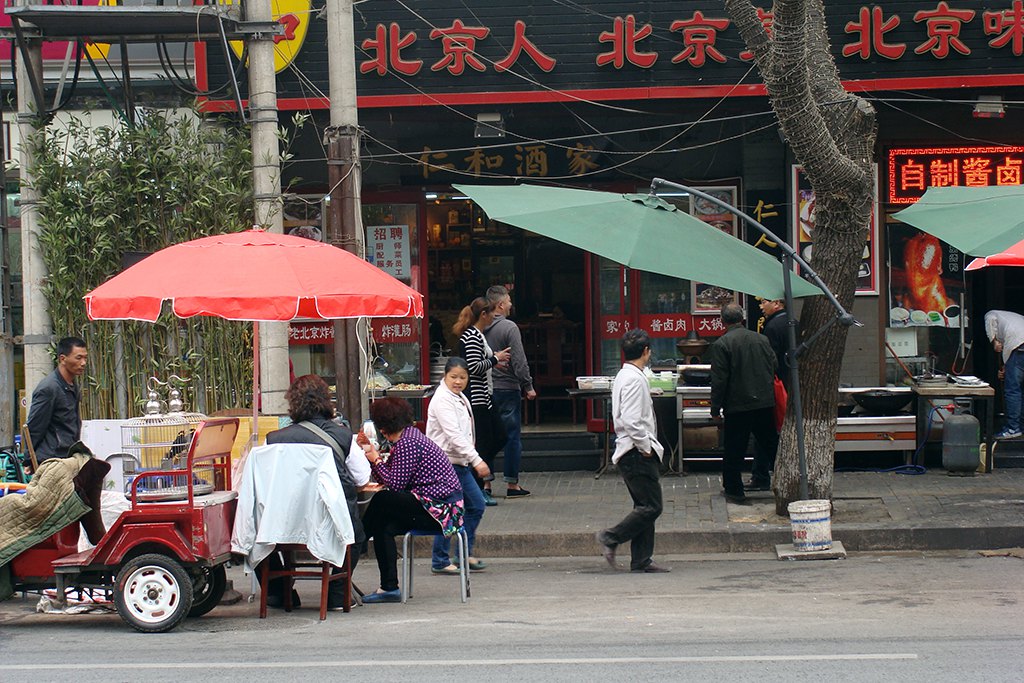 Urbana Kina: A neki i ručaju na ulici...