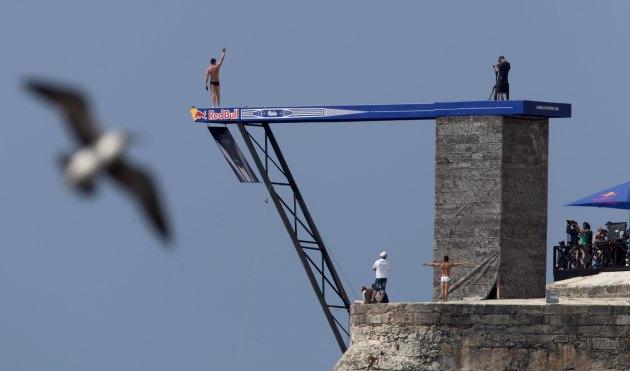 Skokovi sa platforme visoke 27 metara na tvrđavi El Moro u Havani...