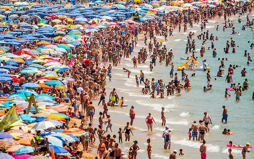Na hiljade turista na plaži "Levante" u istočnoj Španiji...