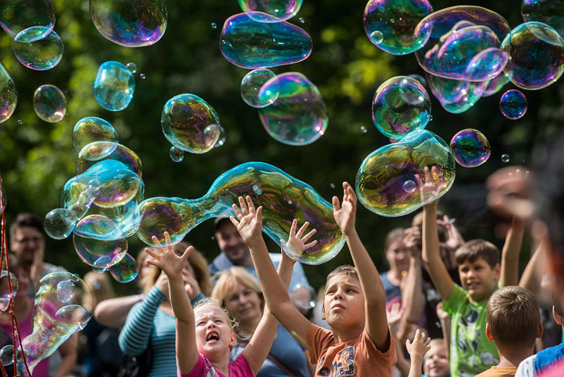 Djeca uživaju u igri sa balonima u Mađarskoj