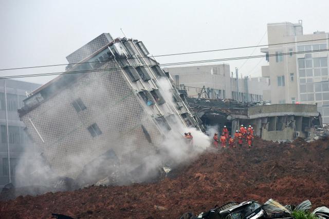 Najmanje 91 osoba je nestala u gradu Ženšen nakon što je klizište od industrijskog otpada i blata ztrpalo 33 zgrade.