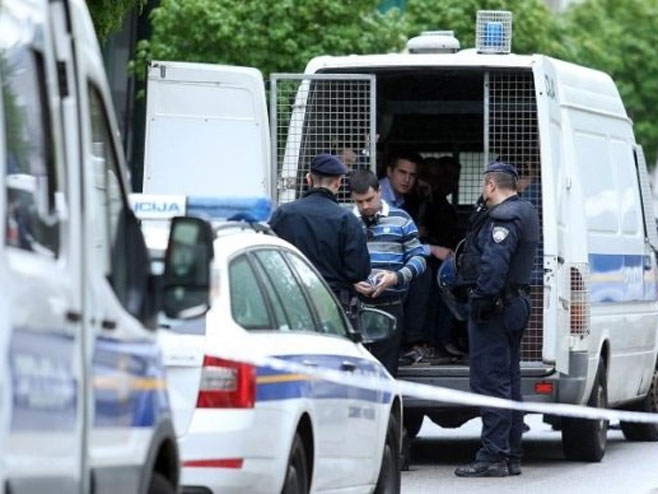 Navijači Zvezde zaustavili voz u Zagrebu, nekoliko desetina privedeno