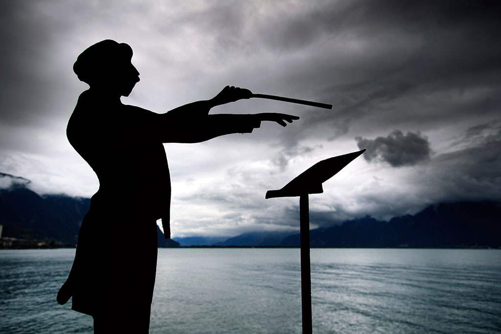 Skluptura dirigenta na jezeru u Ženevi (foto: EPA/LAURENT GILLIERON)