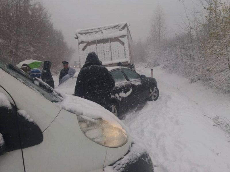 Snijeg paralisao saobraćaj preko planina u BiH  (Foto:nezavisne.com)