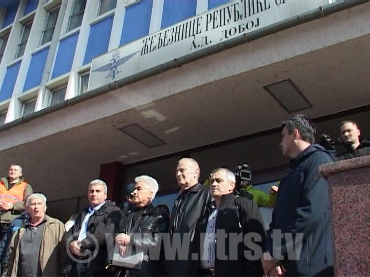 Doboj - protest predstavnika šest sindikalnih organizacija "Željeznica Republike Srpske"