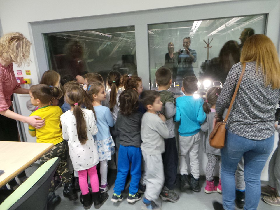 Najmlađi gledaoci, djeca iz vrtića „Zvjezdica“ u posjeti prostorijama RTRS
