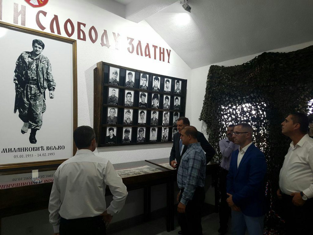 Milorad Dodik u posjeti spomen-sobi "Vukovi sa Vučijaka"