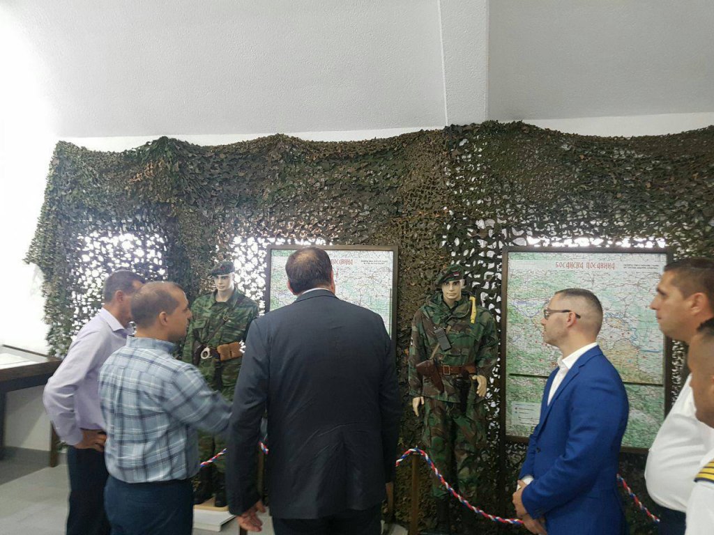 Milorad Dodik u posjeti spomen-sobi "Vukovi sa Vučijaka"