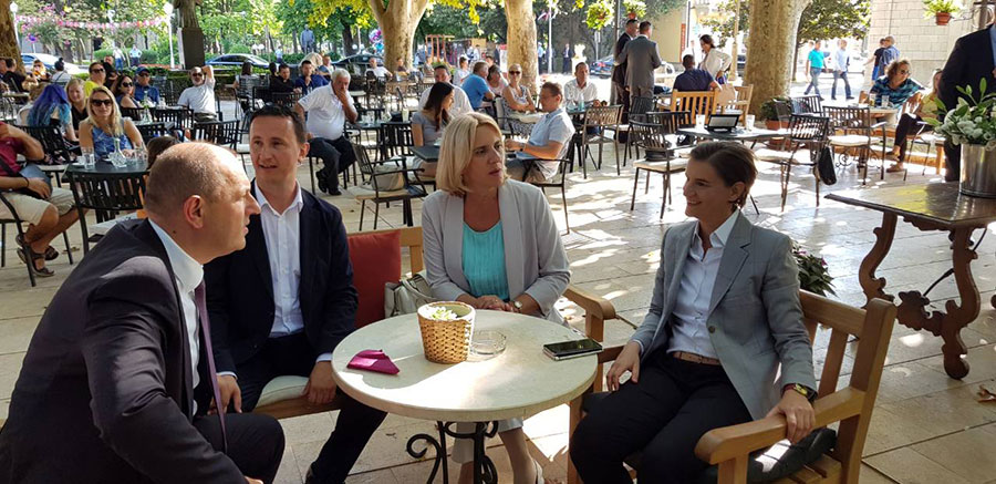 Premijerke Srpske i Srbije na kafi pod Platanima
