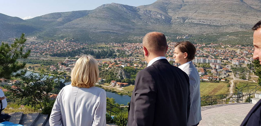 Premijerke Srpske i Srbije  u šetnji Hercegovinom