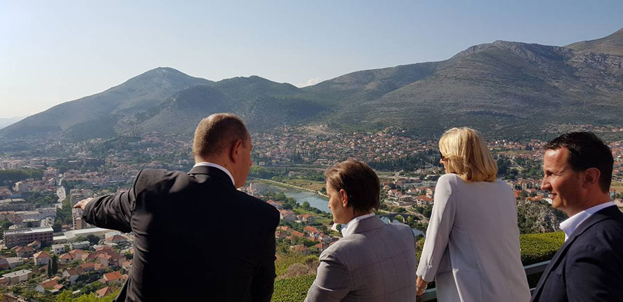 Premijerke Srpske i Srbije u šetnji Trebinjem