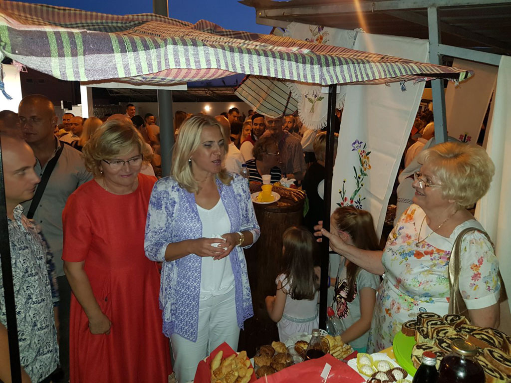 Cvijanovićeva na manifestaciji "Veče domaće kuhinje" u Prijedoru
