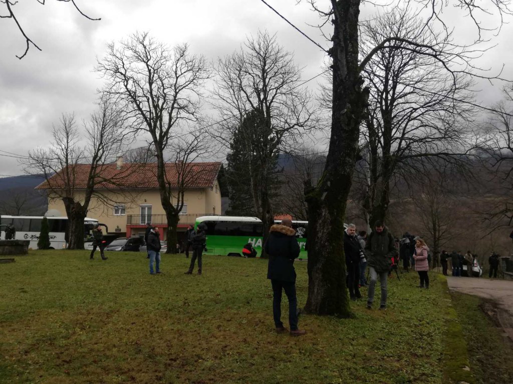Autobusi stigli na Vučjak; Očekuje se premještanje migranata