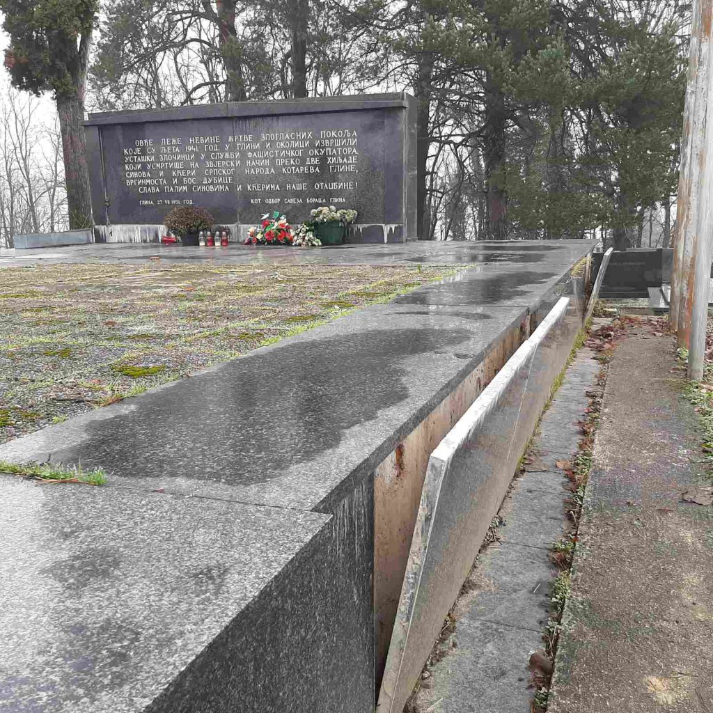 Razrušeno groblje i spomen kosturnica u Glini