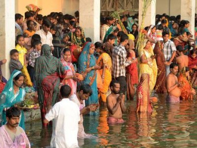 Indija - ritualno kupanje - Foto: daily mail