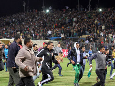 Neredi na stadionu u Port Saidu (Egipat) - Foto: AP