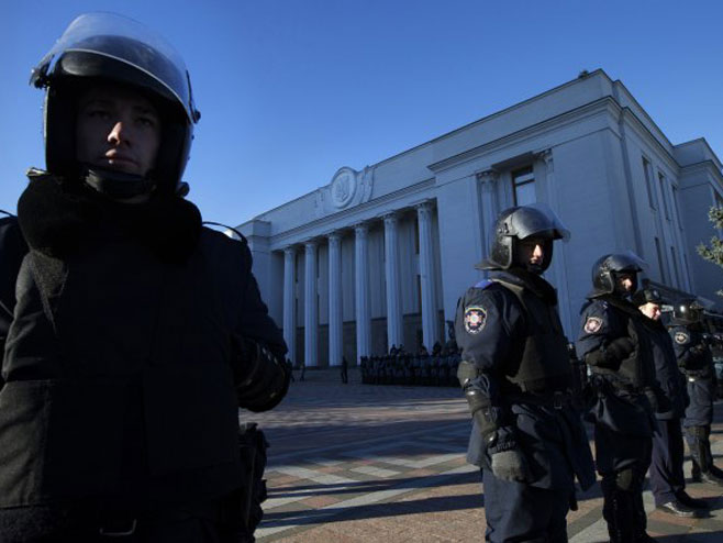 Policija ispred Parlamenta u Kijevu - Foto: TANЈUG