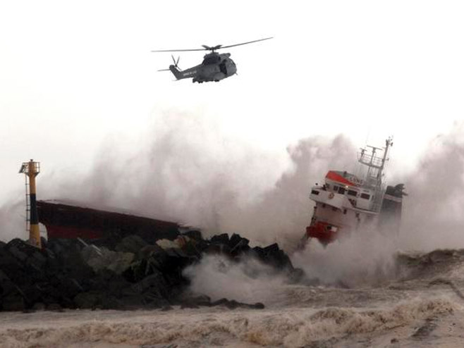 Brod udario u stijenu i prepolovio se - Foto: AP