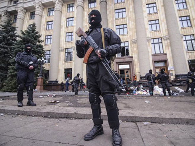 Ukrajinski specijalci u Harkovu ispred zgrade lokalnih vlasti - Foto: Beta/AP