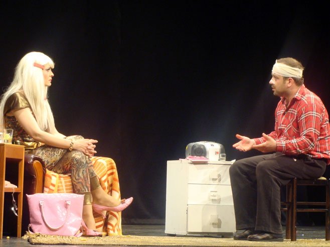 Glumci banjalučkog Gradskog pozorišta "Јazavac" - predstava "Celo telo tu me boli" - Foto: SRNA