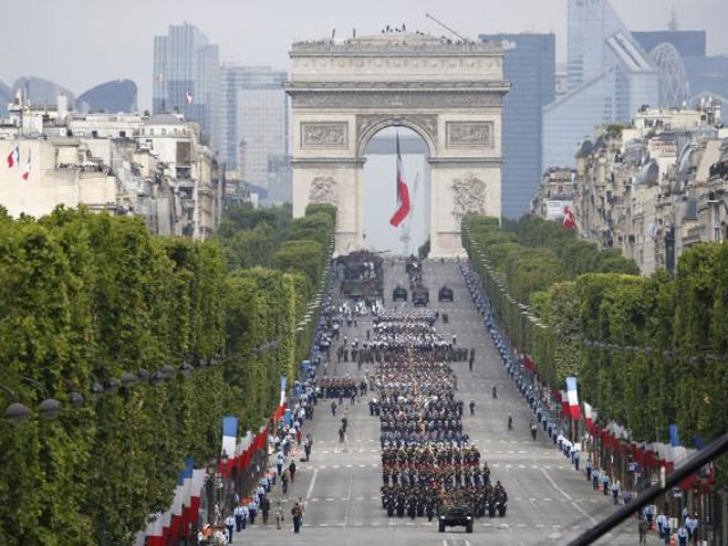 Vojna parada u Parizu - Foto: AP