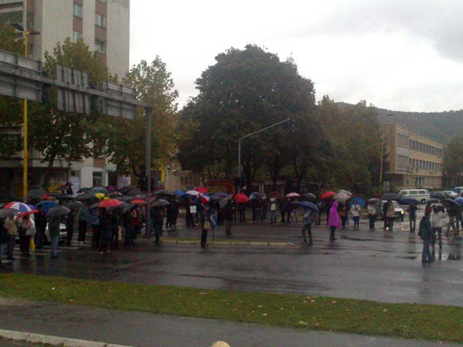 Radnici uništenih tuzlanskih preduzeća blokirali raskrsnicu - Foto: klix.ba