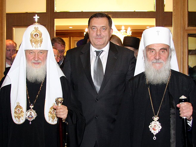 Predsjednik RS Milorad Dodik sa srpskim i ruskim patrijarsima Irinejom i Kirilom - Foto: SRNA