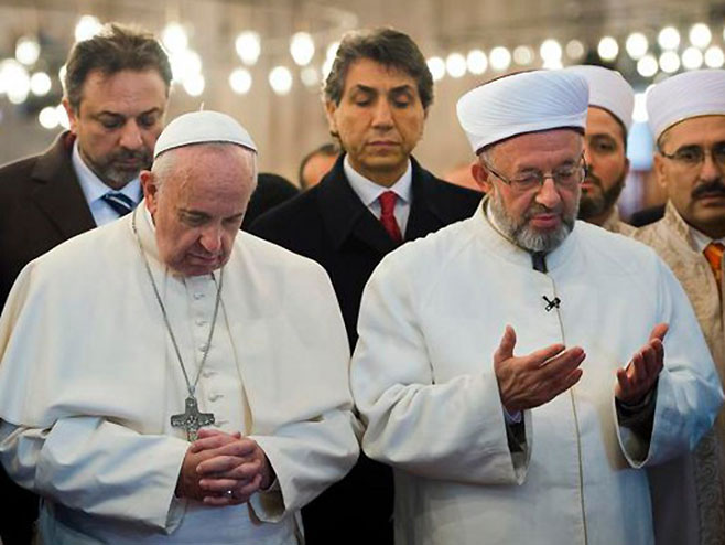 Papa Franjo posjetio džamiju sultana Ahmeda - Foto: AP
