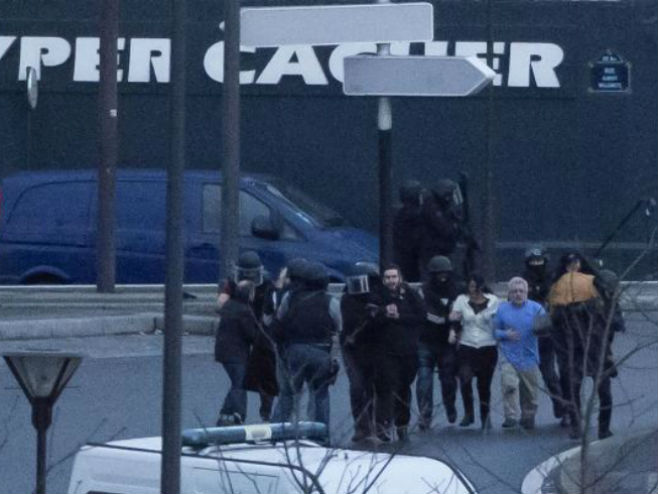 Pariz - oslobođeni taoci - Foto: AP
