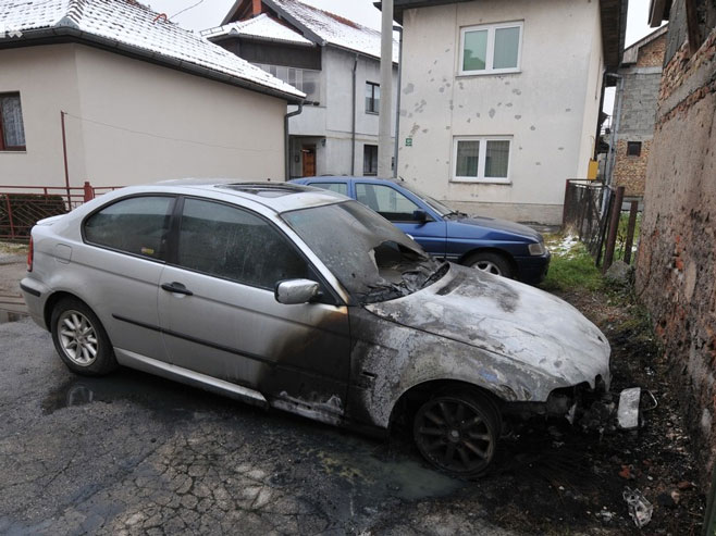 Zapaljen automobil u Sarajevu - Foto: klix.ba