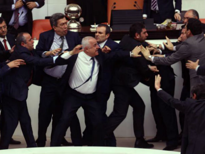 Tuča u turskom parlamentu - Foto: AP