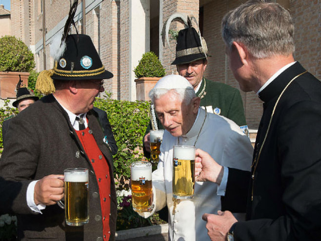 Papa nazdravlja sa pivom - Foto: B92