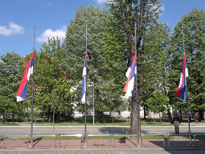 Zastave Republike Srpske na pola koplja - Foto: RTRS