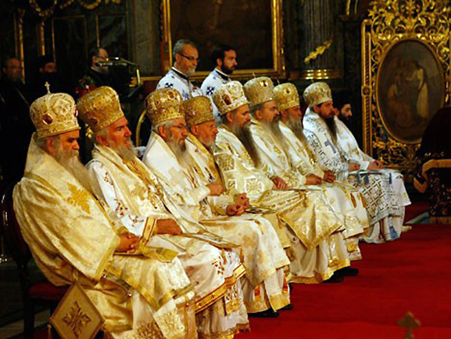 Zvaničnici SPC na svetoj arhijerejskoj liturgiji - razriješeni vladika Georgije drugi s lijeve strane - Foto: POLITIKA
