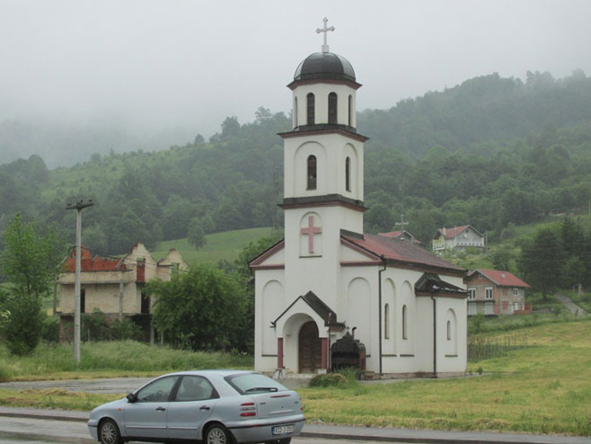 Prazno dvorište pravoslavne crkve u Konjević Polju-niko se nije odazvao Tokićevom pozivu - Foto: SRNA