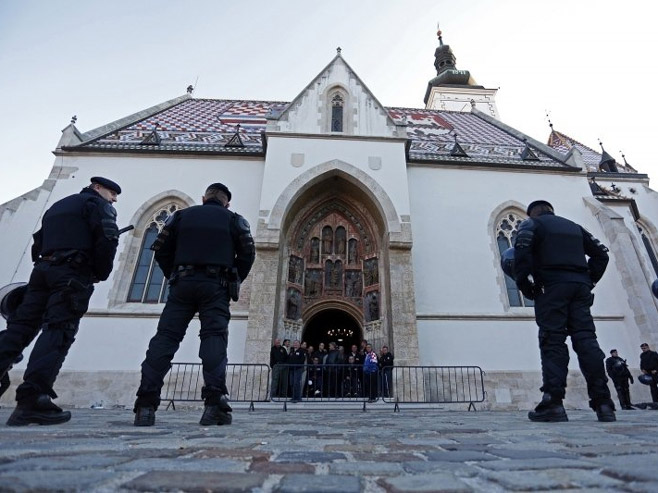 Protesti pred crkvom - Foto: dnevnik.hr