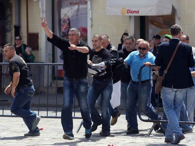 Hrvatski ratni veterani u okršaju s policijom - Foto: TANЈUG