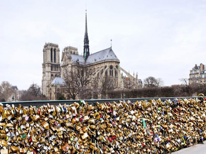 Pariz: Na mostu "Pont des Arts" biće zabranjeno postavljati katance kao zalog ljubavi - Foto: TANЈUG