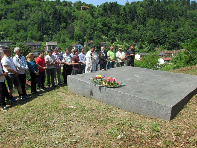 Nadgrobna ploča za žrtve ustaških zločina u Srebrenici - Foto: SRNA