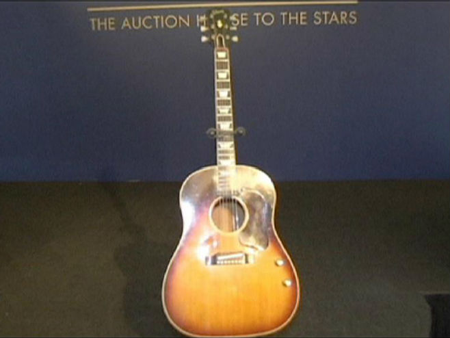 Gitara DŽona Lenona na aukciji (photo: euronews.com) - 