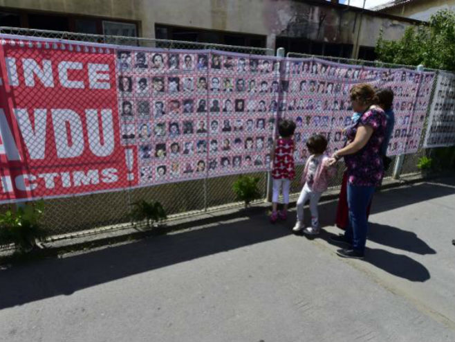 "Zid" sa fotografijama ubijenih i kidnapovanih Srba na KiM - Foto: TANЈUG