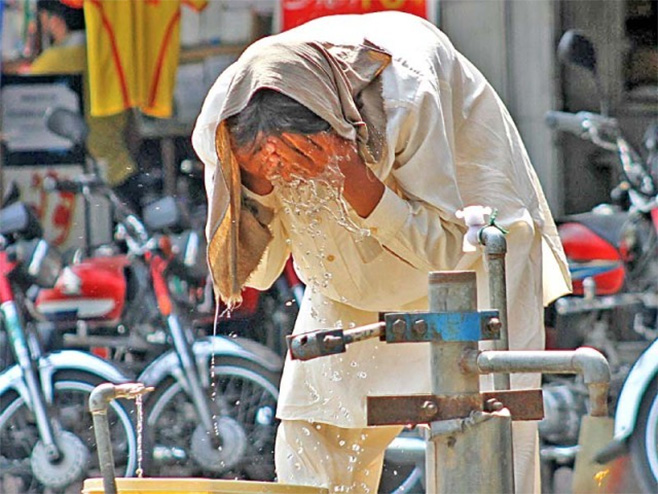 Islambad - Čovjek umiva lice usljed visokih vrućina u Pakistanu (foto: INP) - 